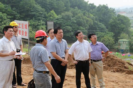 陈钟副厅长(中)在县委书记方健忠(右 )陪同下察看八十坂水库病险加固