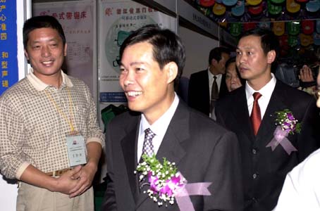 三门县委书记兼县长李良福参观工业品展览