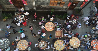 浙江丽水小山村里开“百家宴” 上千游客赶场